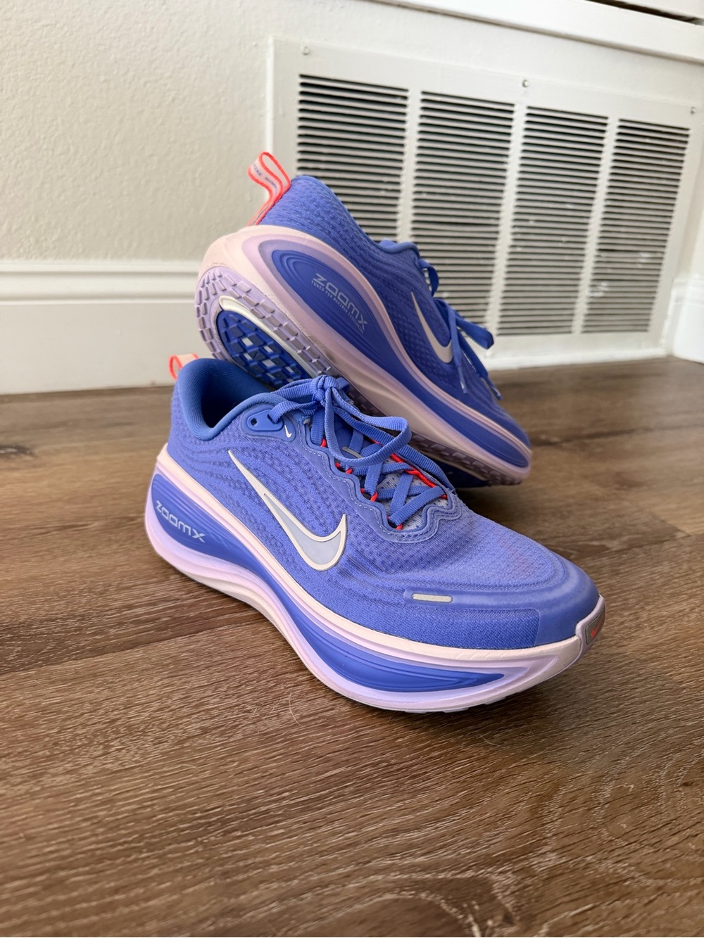 Nike Blue Sneakers with Pink-Red Accents - Picture 4 of 6